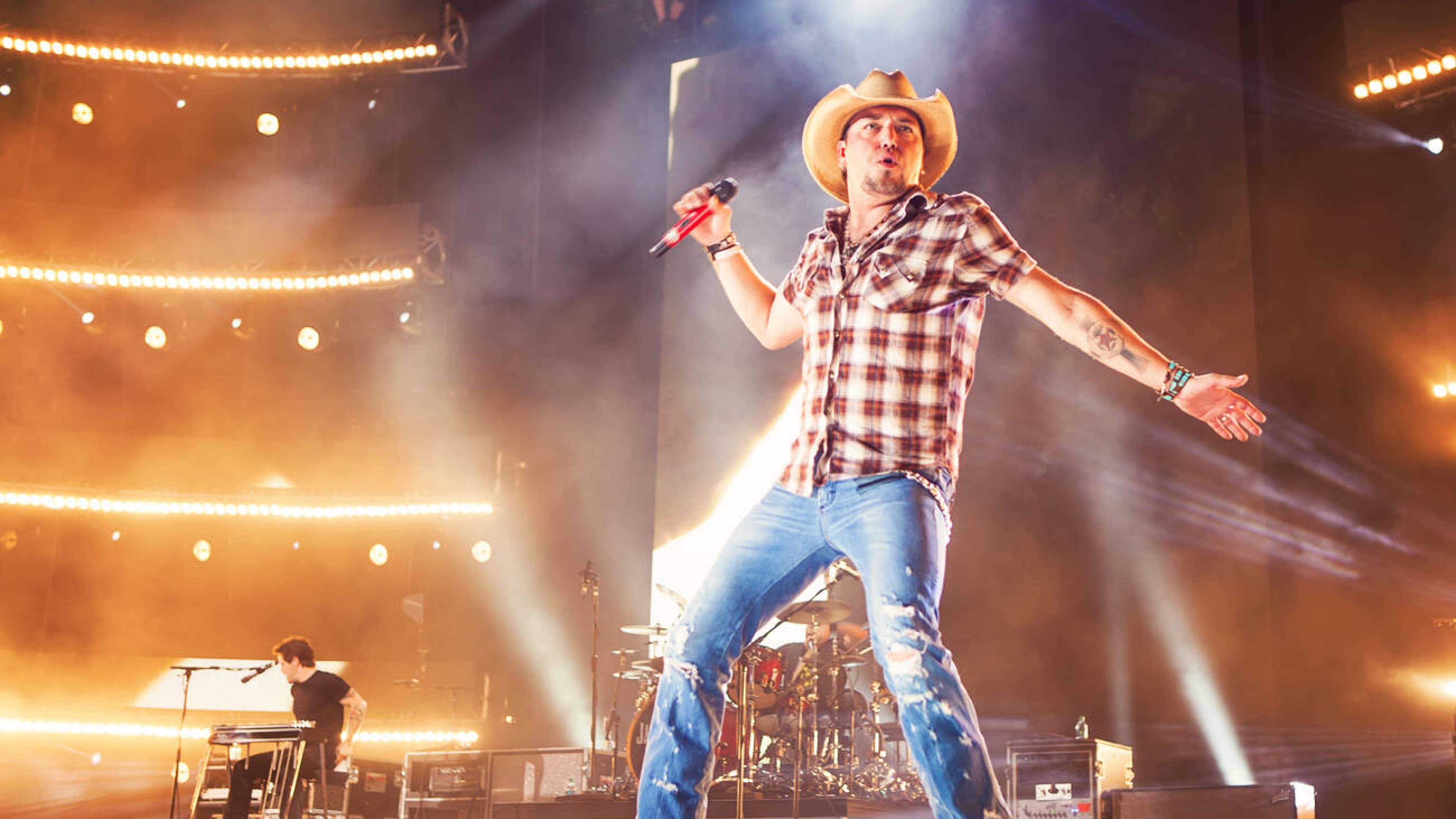 Jason Aldean with Chase Matthew, Mackenzie Carpenter and Dee Jay Silver